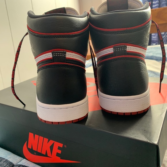 Jordan 1 High Bloodline - Picture 7 of 12